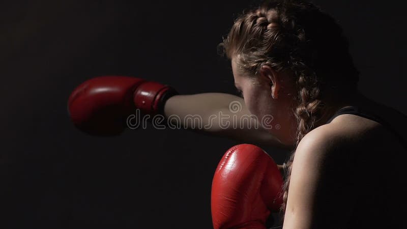 Женский боксер делая тренировку воздуха пробивая, спорт боя Muay тайский, боевые искусства