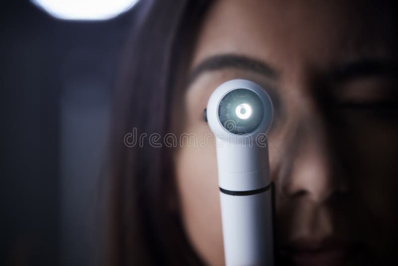 Женский доктор используя otoscope для рассмотрения, конца вверх стоковое фото Женский доктор используя otoscope для рассмотрения, конца вверх стоковое фото