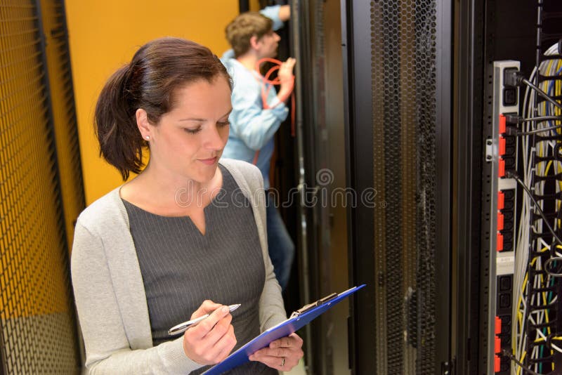 Женский инженер в datacenter стоковые фото Женский инженер в datacenter стоковые фото