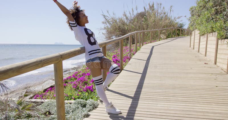 Женский полагаться на ограждения тротуара видеоматериал