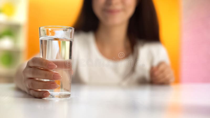 Женское держа стекло воды, здравоохранение, оводнение тела, уменьшение и dieting стоковое фото Женское держа стекло воды, здравоохранение, оводнение тела, уменьшение и dieting стоковое фото