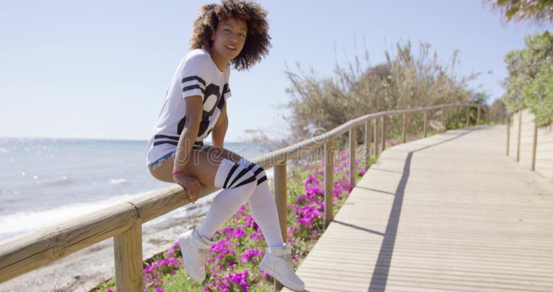 Женское усаживание на ограждать сток-видео