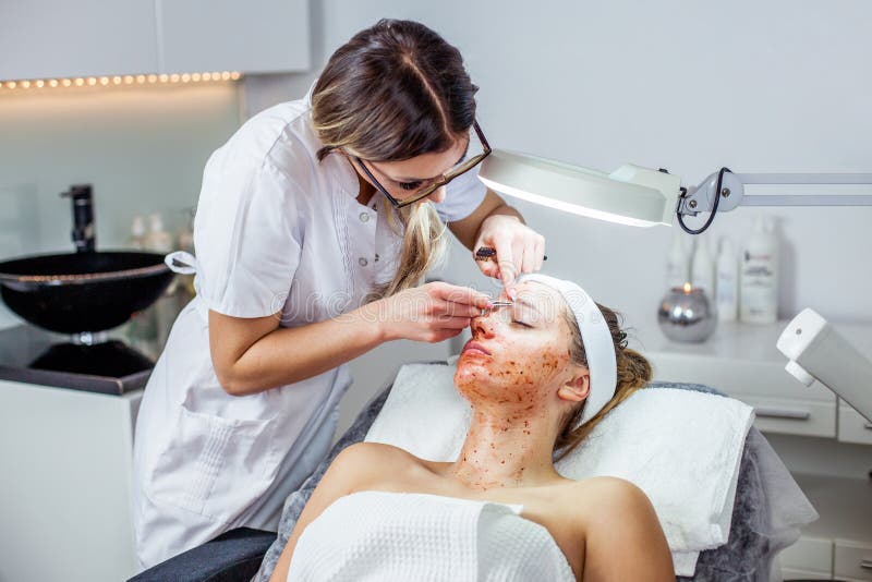 Женщина Cosmetologist делает бровь моделируя для женщины/девушки воском для epilation Клиника Cosmetological Здравоохранение стоковое изображение rf Женщина Cosmetologist делает бровь моделируя для женщины/девушки воском для epilation Клиника Cosmetological Здравоохранение стоковое изображение rf