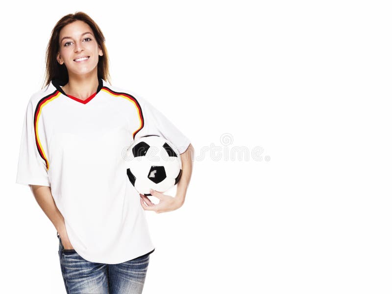 женщина footbal рубашки удерживания футбола счастливой нося стоковое изображение rf