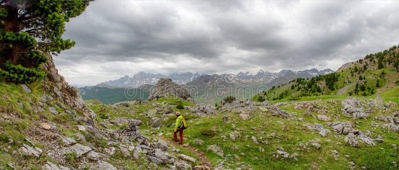 Женщина Hiker с взглядом долины в Пиренеи, Formigal Tena, Уэски, Испании стоковая фотография rf Женщина Hiker с взглядом долины в Пиренеи, Formigal Tena, Уэски, Испании стоковая фотография rf
