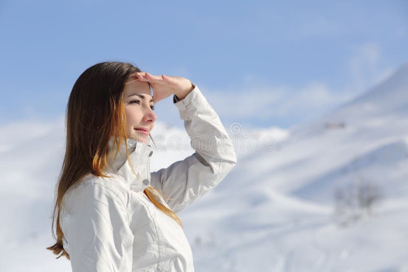 Женщина Hiker смотря вперед в снежной горе