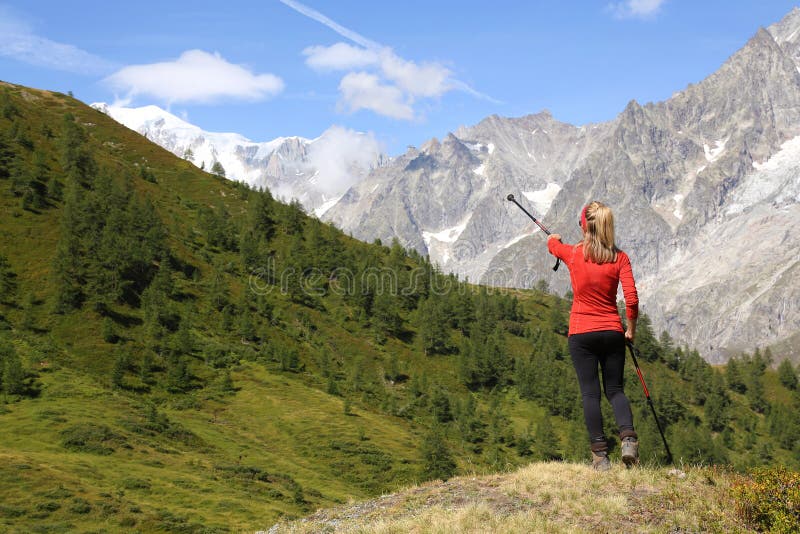 Женщина Hiker указывая Монблан стоковая фотография rf Женщина Hiker указывая Монблан стоковая фотография rf