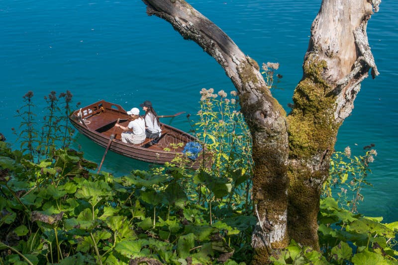 Женщина 2 paddeling вдоль озер на национальном парке plitvice стоковые изображения Женщина 2 paddeling вдоль озер на национальном парке plitvice стоковые изображения