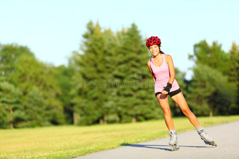 женщина rollerblades катаясь на коньках стоковое фото rf женщина rollerblades катаясь на коньках стоковое фото rf