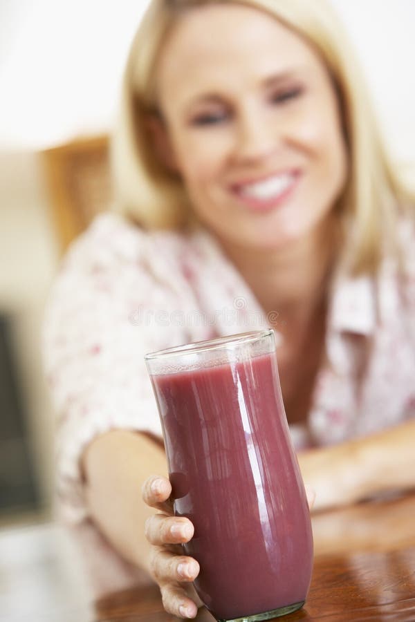 женщина smoothie взрослого удерживания ягоды свежего средняя стоковые фото