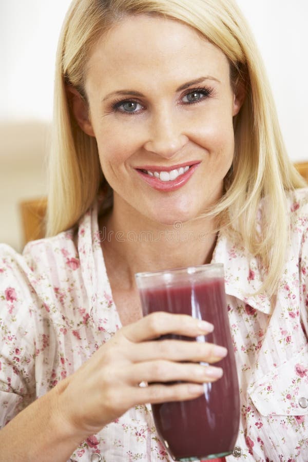 женщина smoothie взрослого удерживания ягоды свежего средняя стоковые фотографии rf