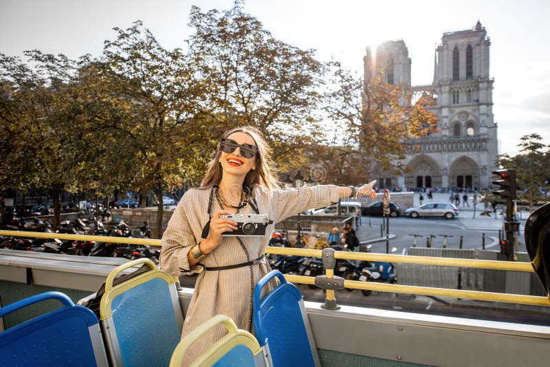 Женщина tarveling в Париже стоковая фотография rf Женщина tarveling в Париже стоковая фотография rf