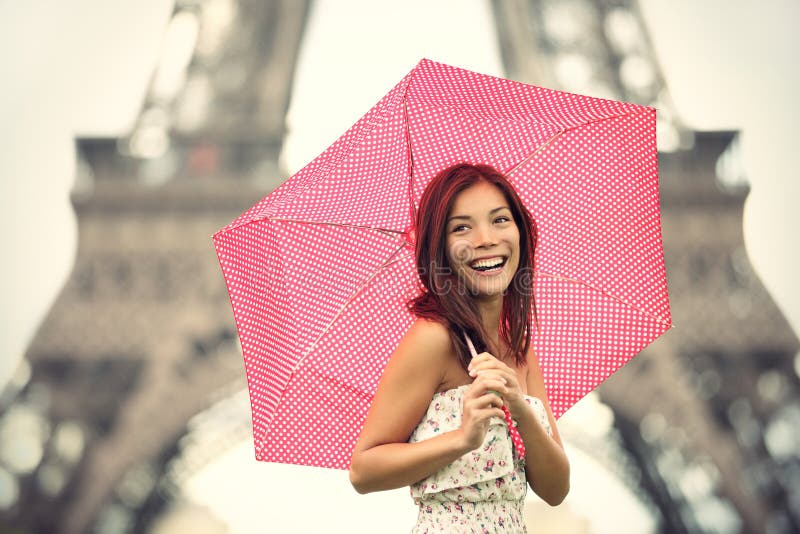 женщина башни eiffel paris стоковые фотографии rf