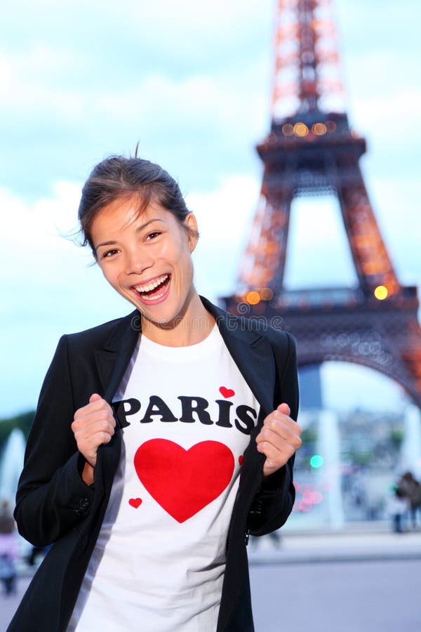 женщина башни eiffel счастливая paris стоковые фото