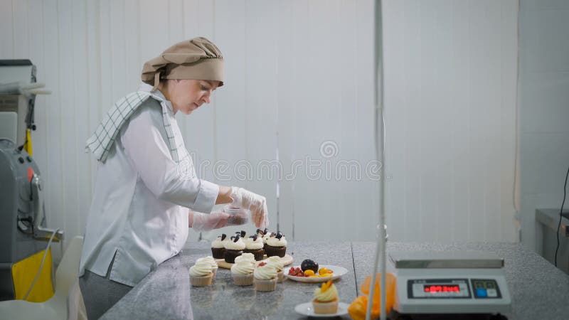 Женщина варит торты на праздник На девушке заказ как магазин конфеты мелкий бизнес Торты готовы на a