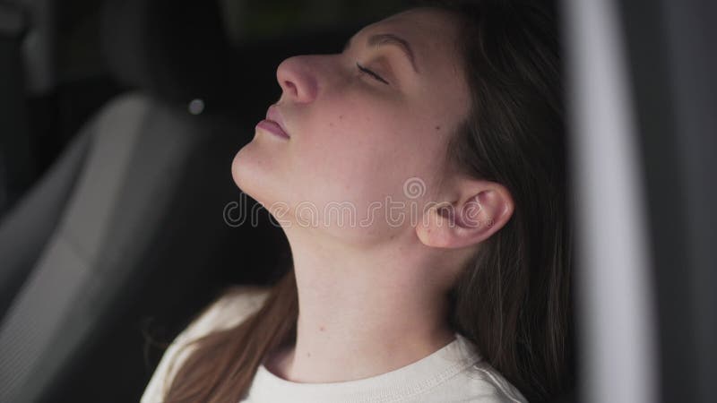женщина-водитель спит в машине. хроническая усталость в такси 4k 10 бит