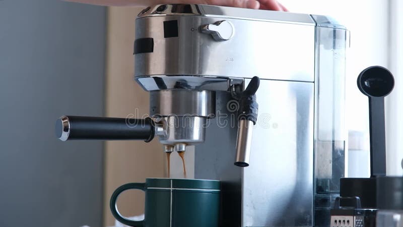 женщина делает утренний кофе уборка стола после приготовления сток-видео