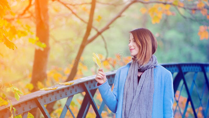 Женщина держа желтые лист дерева клена в парке autum стоковые фото Женщина держа желтые лист дерева клена в парке autum стоковые фото