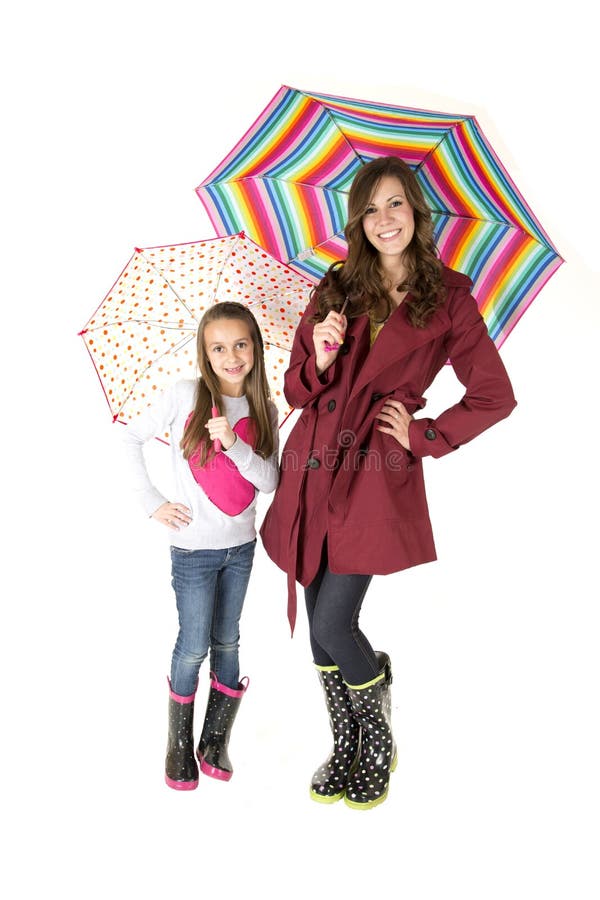 Женщина и девушка держа красочные зонтики