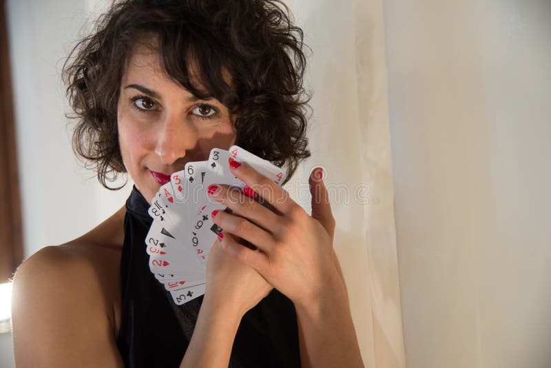 Фото женщина играет в карты выборы в сша у букмекеров