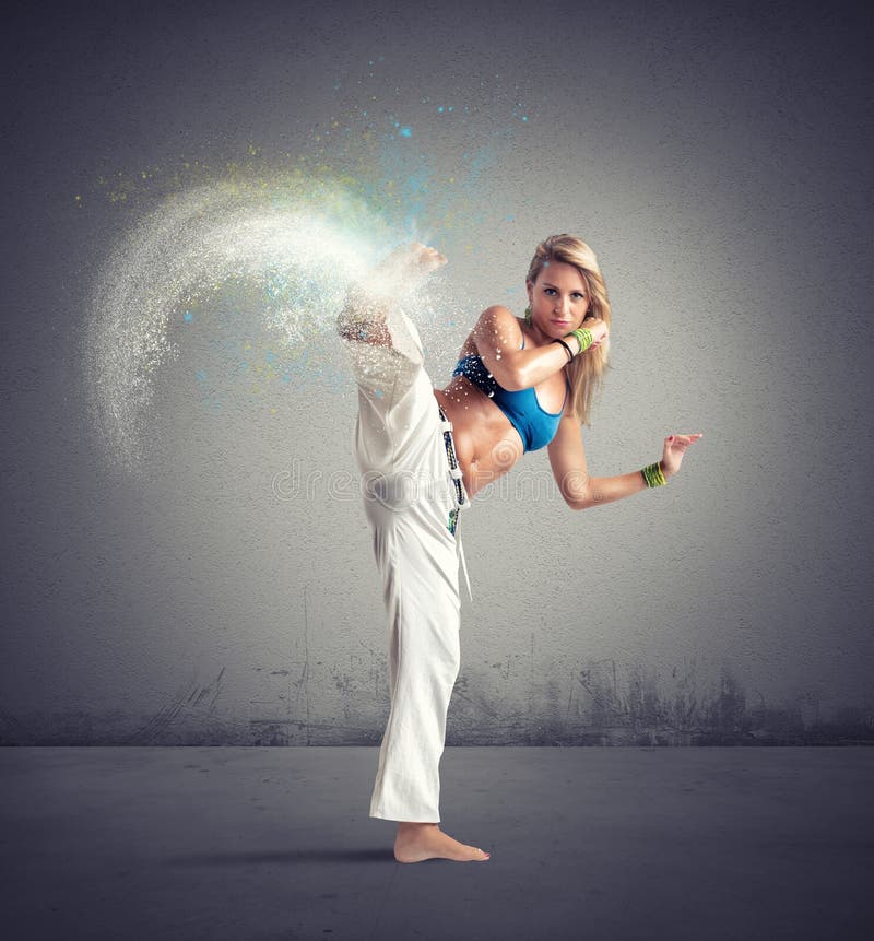 Женщина играя capoeira стоковое изображение rf Женщина играя capoeira стоковое изображение rf