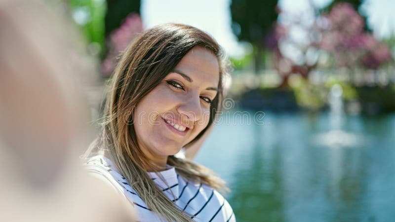 Женщина из среднего востока улыбается уверенно делая селфи с камерой, показывающейся на берегу моря видеоматериал