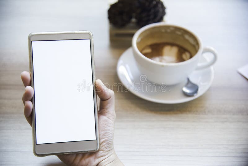 Женщина используя smartphone, конец-вверх, кофейную чашку на предпосылке стоковые изображения rf Женщина используя smartphone, конец-вверх, кофейную чашку на предпосылке стоковые изображения rf
