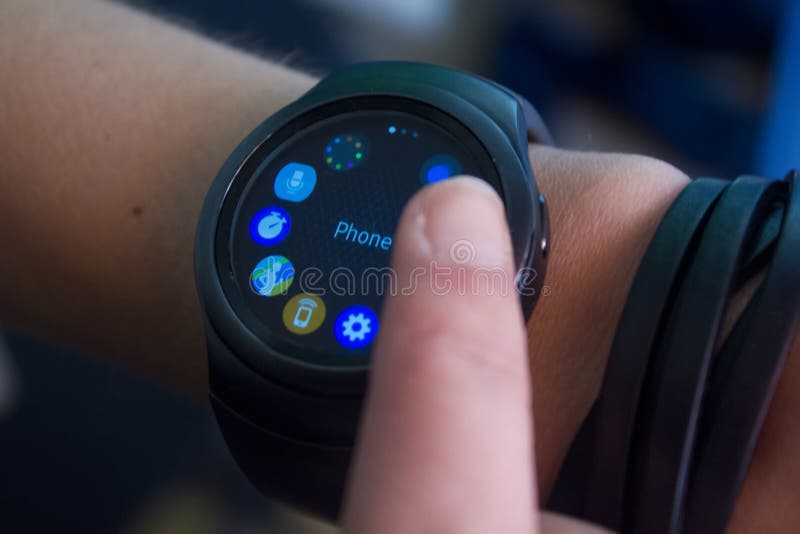 Женщина используя Smartwatch стоковые фотографии rf Женщина используя Smartwatch стоковые фотографии rf