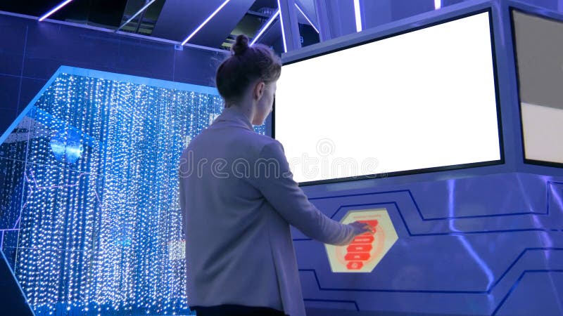 Женщина используя взаимодействующий дисплей сенсорного экрана с пустым экраном стоковые фотографии rf Женщина используя взаимодействующий дисплей сенсорного экрана с пустым экраном стоковые фотографии rf