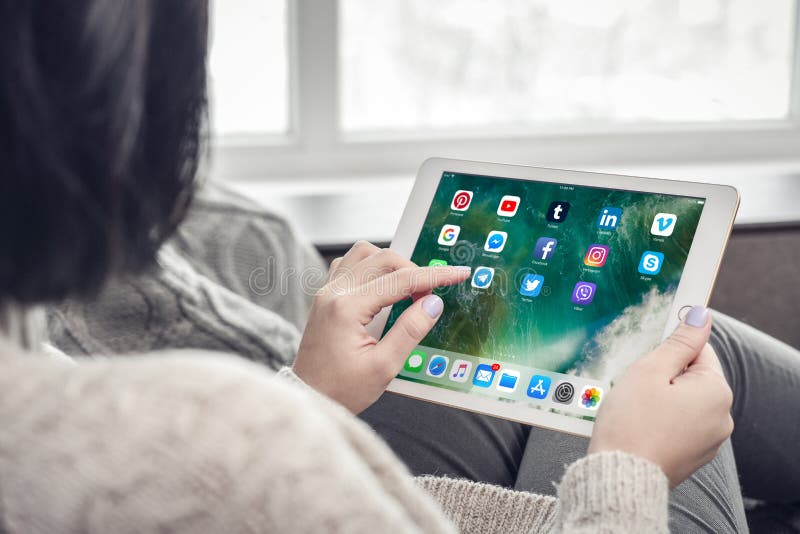 Женщина используя социальные apps средств массовой информации на совершенно новом iPad Pro Silv Яблока стоковые изображения rf