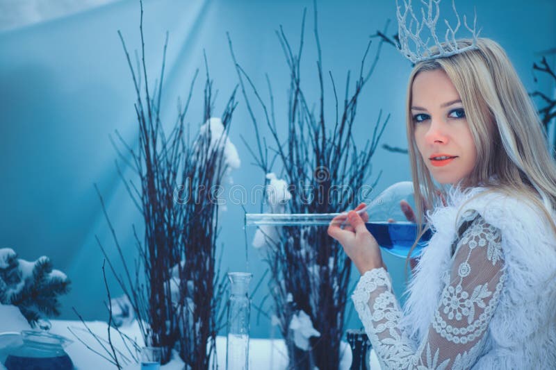 Женщина красоты зимы Красивая девушка фотомодели со стеклянными стилем причесок и макияжем склянок в лаборатории зимы Праздничный стоковые изображения Женщина красоты зимы Красивая девушка фотомодели со стеклянными стилем причесок и макияжем склянок в лаборатории зимы Праздничный стоковые изображения