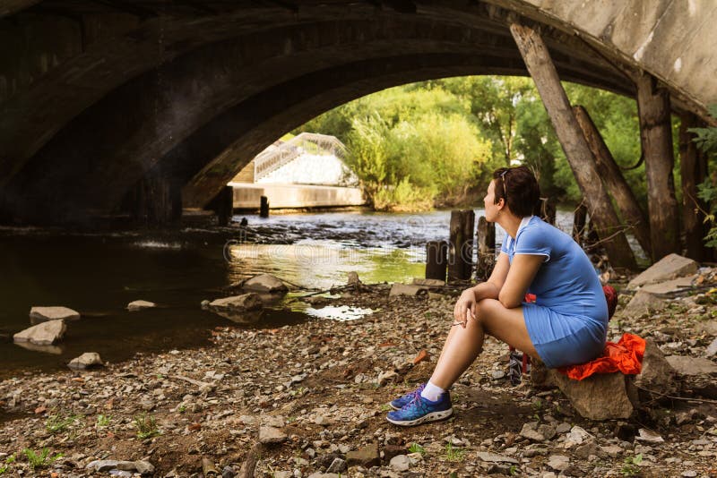Женщина курит сигару стоковое фото. изображение насчитывающей концепция ...