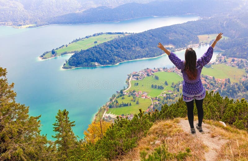 Женщина на этап бдительности, взгляд к walchensee озера, Баварии стоковые фотографии rf