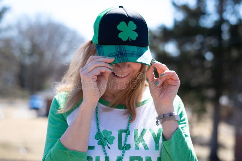Женщина одела и подготавливает для торжества дня St. Patrick стоковое фото Женщина одела и подготавливает для торжества дня St. Patrick стоковое фото