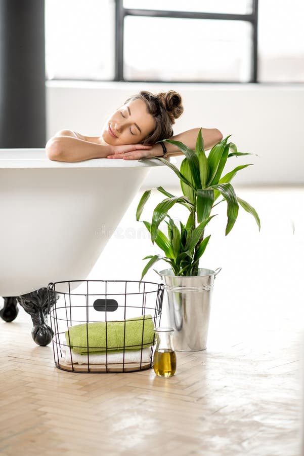 Женщина ослабляя в bathtube стоковые фото Женщина ослабляя в bathtube стоковые фото