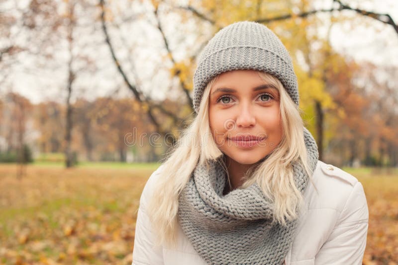 Женщина осени в сером цвете связала шляпу и шарф outdoors стоковое фото Женщина осени в сером цвете связала шляпу и шарф outdoors стоковое фото