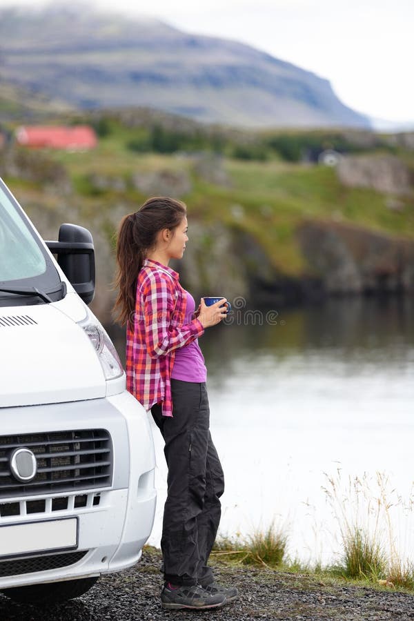 Женщина перемещения передвижным домом на колесах RV campervan стоковое изображение rf Женщина перемещения передвижным домом на колесах RV campervan стоковое изображение rf