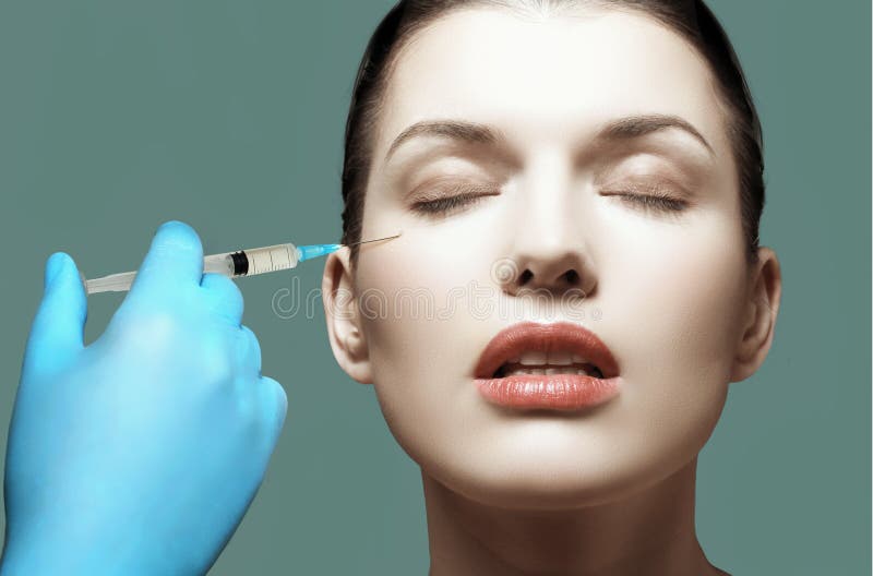 Женщина получая косметическую впрыску botox в щеке, крупном плане стоковые изображения rf Женщина получая косметическую впрыску botox в щеке, крупном плане стоковые изображения rf