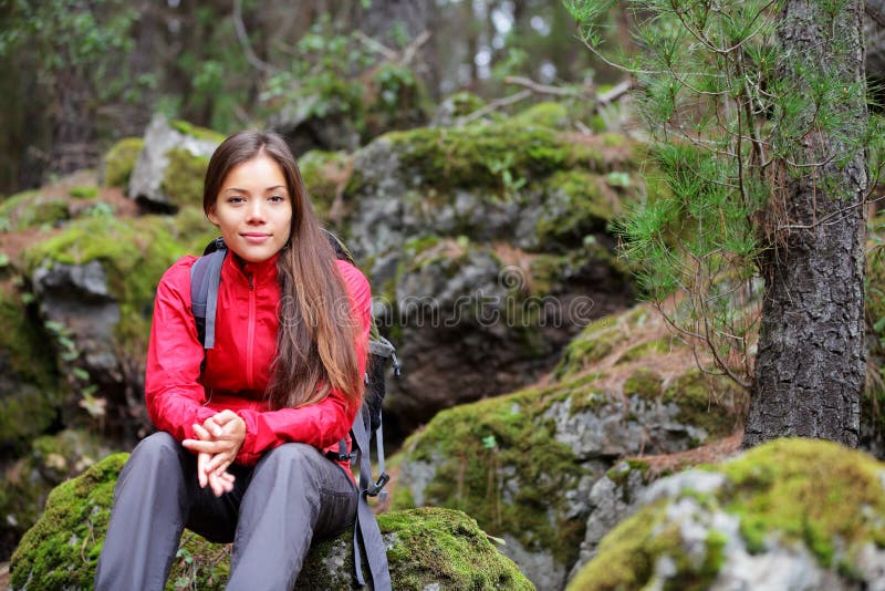 женщина портрета hiker пущи стоковые изображения женщина портрета hiker пущи стоковые изображения