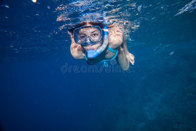 Женщина при маска snorkeling стоковое фото Женщина при маска snorkeling стоковое фото
