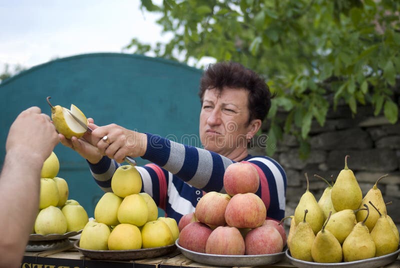 Женщина продавая плодоовощи обочиной, Украиной стоковые изображения rf Женщина продавая плодоовощи обочиной, Украиной стоковые изображения rf