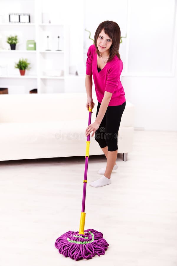 Женщина с mop стоковые изображения rf Женщина с mop стоковые изображения rf