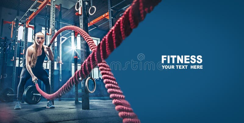 Женщина с сражением веревочки сражения ropes тренировка в спортзале фитнеса стоковые фото Женщина с сражением веревочки сражения ropes тренировка в спортзале фитнеса стоковые фото