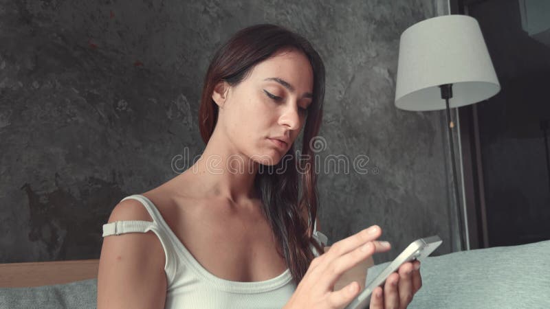 женщина сидит на диване в гостиной смс друзей на телефон женщина общается легко охватывая цифровые связи