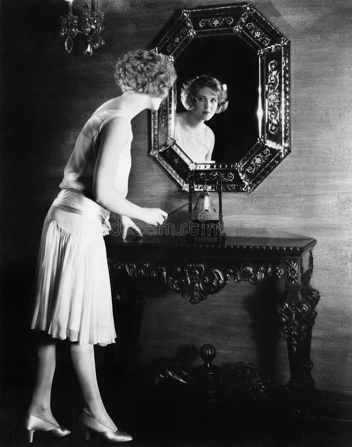 Фото нежной леди возле зеркала