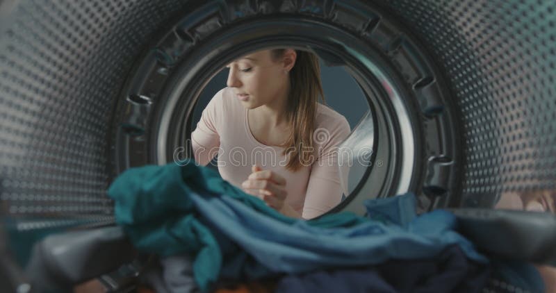 женщина снимает одежду со стиральной машины сток-видео - Видео насчитывающей извлекать, принимать: 220099737