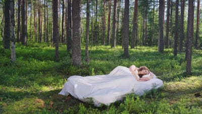 Пьяная, сводная сестра пока спит, получает порцию спермы в рот - порно Пьяная, сводная сестра пока спит, получает порцию спермы в рот - порно