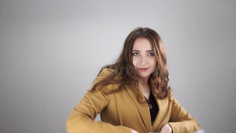 женщина счастливо и с удовольствием бросает деньги в разных направлениях на белом фоне акции видеоматериалы