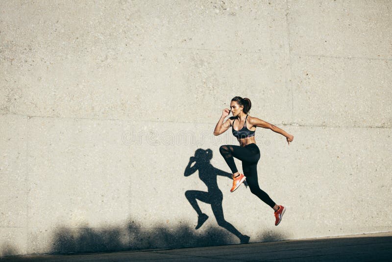 Женщина фитнеса делая cardio тренировку стоковое изображение rf Женщина фитнеса делая cardio тренировку стоковое изображение rf