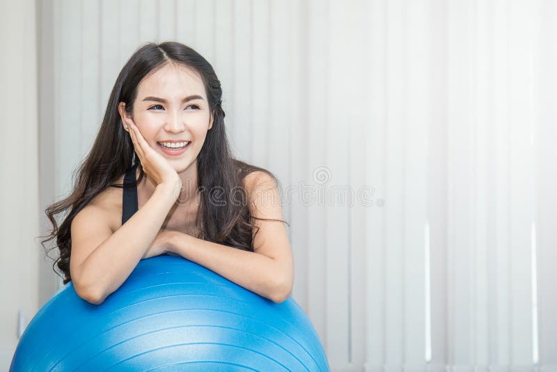 Женщина фитнеса на bal pilates стоковая фотография Женщина фитнеса на bal pilates стоковая фотография